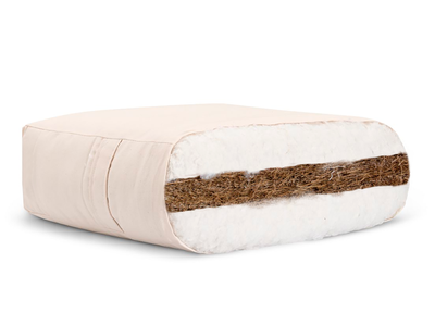 Gros plan sur la composition du matelas futon cœur de coco : fibres de coco naturelles, coton respirant et enveloppe.
