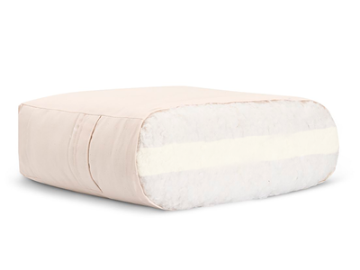 Détail du matelas futon en coton écru avec un cœur de mousse polyuréthane apparente, Confort moelleux pour un sommeil.