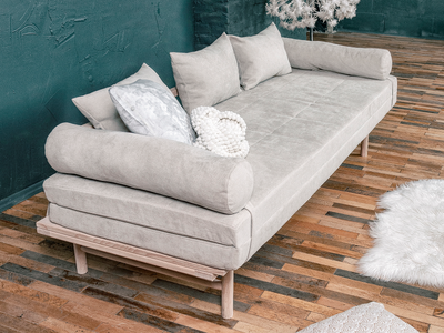 Canapé lit JÔ convertible en hêtre FSC, tissu beige clair, Design scandinave modulable pour un intérieur cosy.