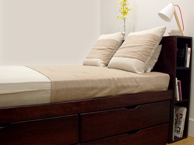 Tête de lit en bois massif avec rangement intégré, coloris foncé, Design épuré avec compartiments pour et lampe.