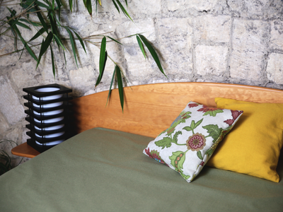 Tête de lit demi-lune MASSAKO en bois clair avec tablettes intégrées, lampe design noire et colorés pour une zen.